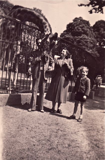 Jaja, die giraffe voelde dat heel goed aan dat papa zijn nek op het werk ook al eens uitstak !